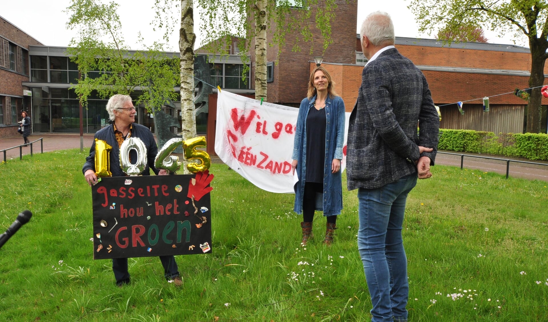 Geert Kroezenga en Elien Nijland overhandigen een petitie met 1045 handtekeningen tegen Hotel & Resort De Hondsrug aan wethouder Henk Heijerman..