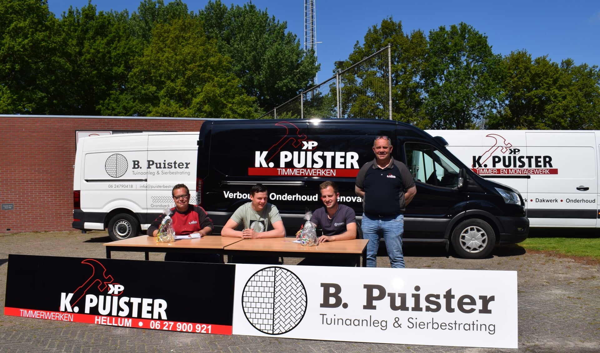 Kevin en Bjorn Puister tekenen het sponsorcontract. Vader Klaas is het er helemaal mee eens.
