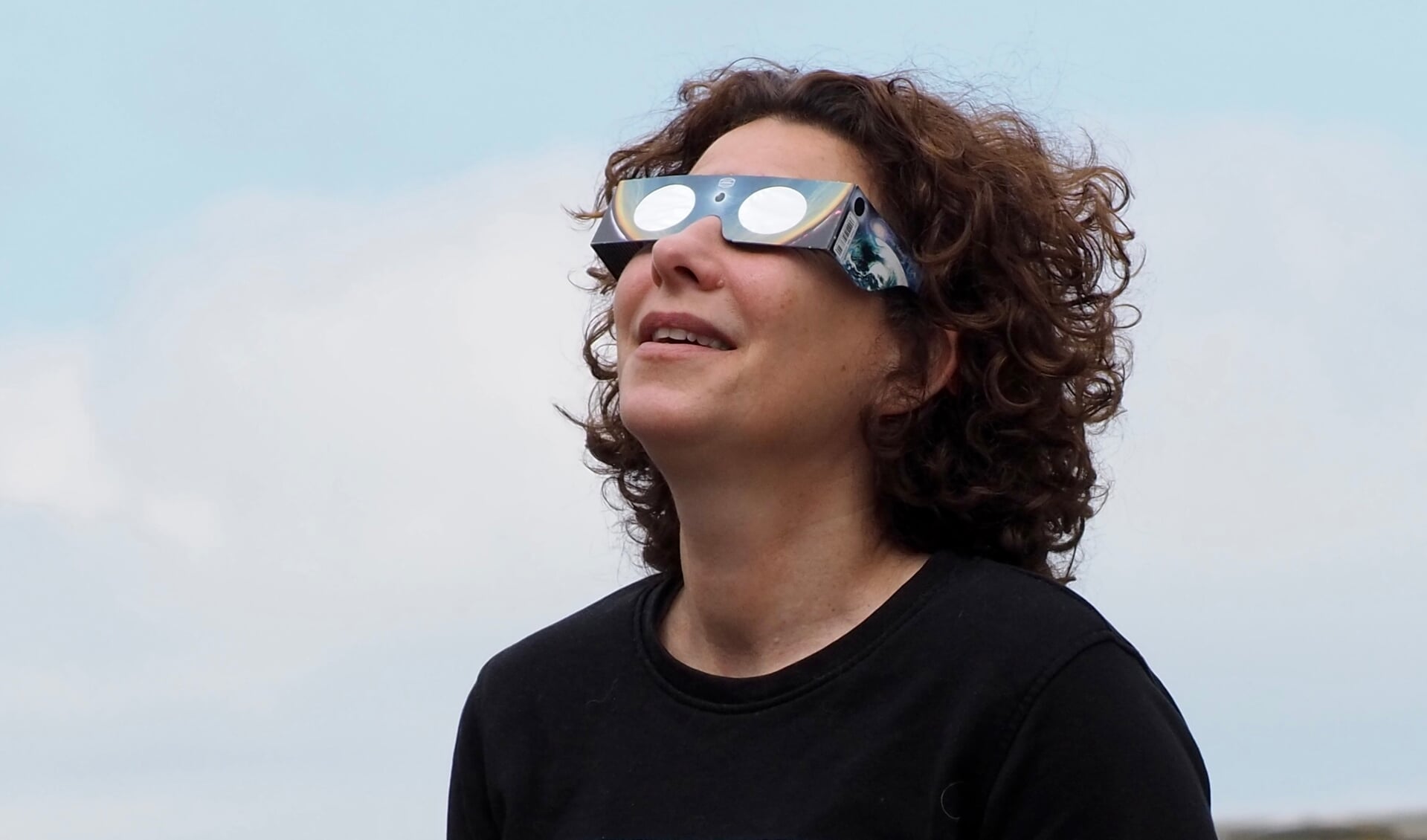 Met een eclipsbril kan de zonsverduistering veilig worden aanschouwd. Foto: Theo Jurriens.