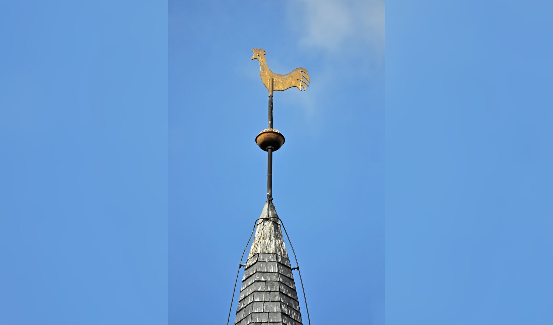 Het haantje op de kerk van Kropswolde wordt dinsdag teruggeplaatst. (foto Stichting Oude Groninger Kerken)