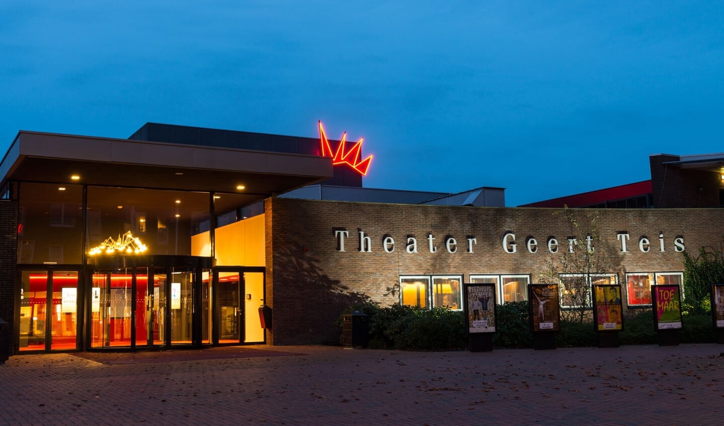 Theater Geert Teis zal de komende weken in de avond en nacht oranje verlicht worden. (eigen foto)