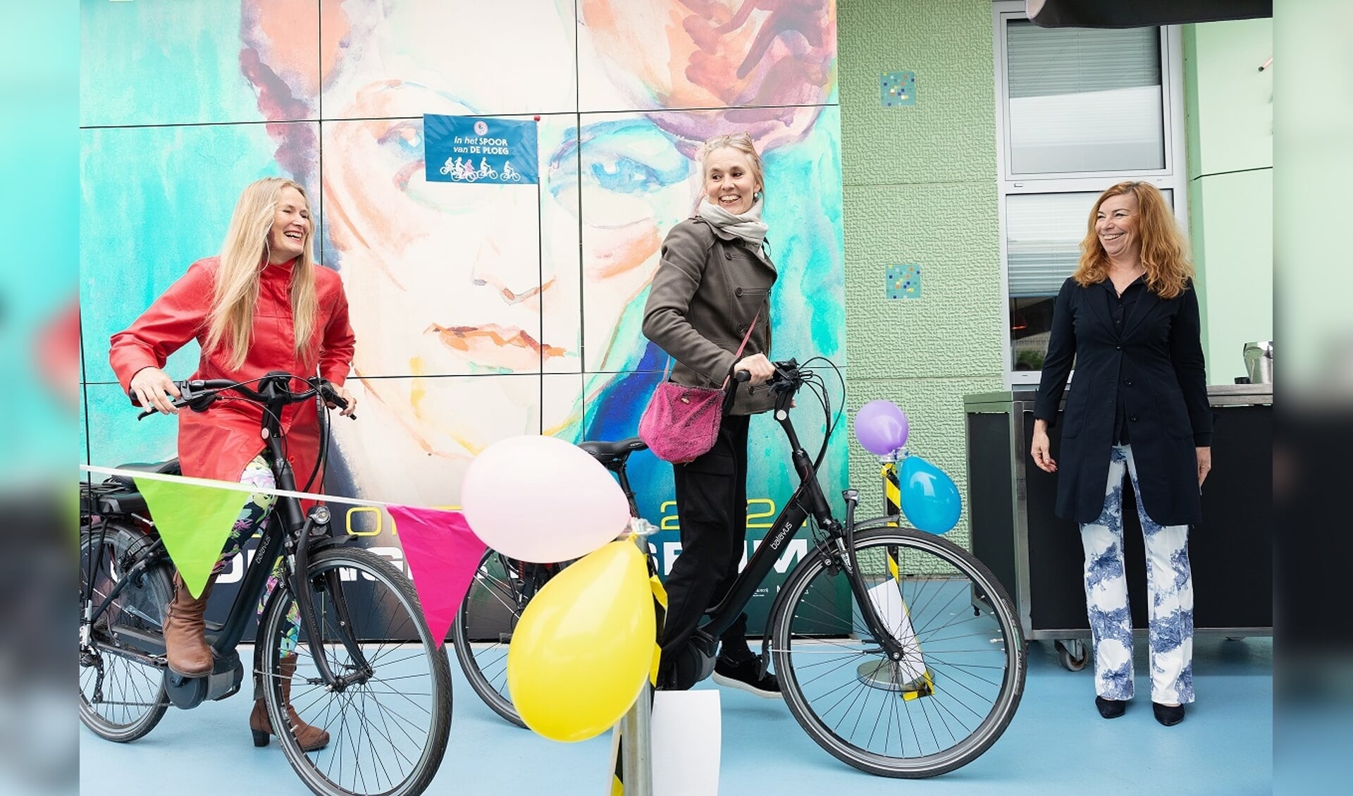 Gedeputeerde Mirjam Wulfse (rechts) geeft het startschot voor de eerste tocht op de elektrische fiets