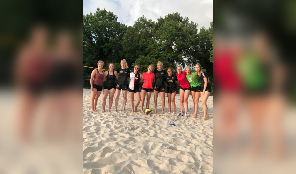 Beachteam Reinders (nr 1 en 2) samen met de leden van VC Oostermoer.