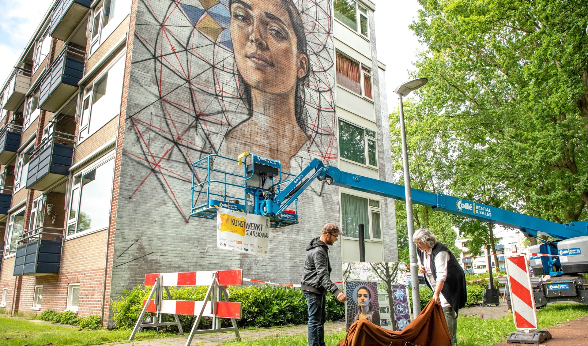 Kunstenaar Michel Velt en wethouder Goziena Brongers onthullen het ontwerp zoals de muurschildering uiteindelijk gaat worden. (foto: Auniek Klijnstra)