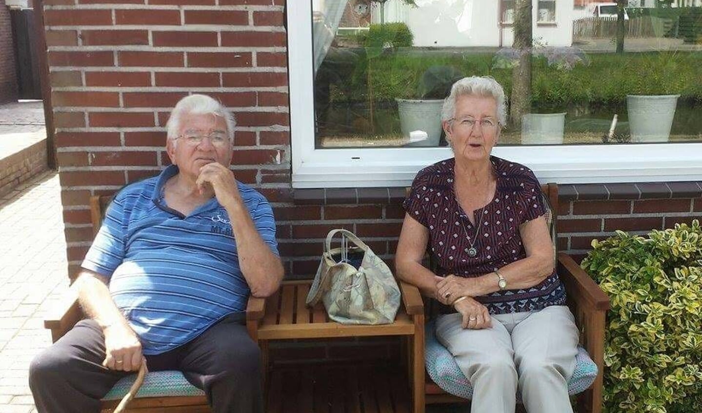 Marinus en Hendrika Meertens op het bankje voor hun woning aan de Semskade. (eigen foto) 