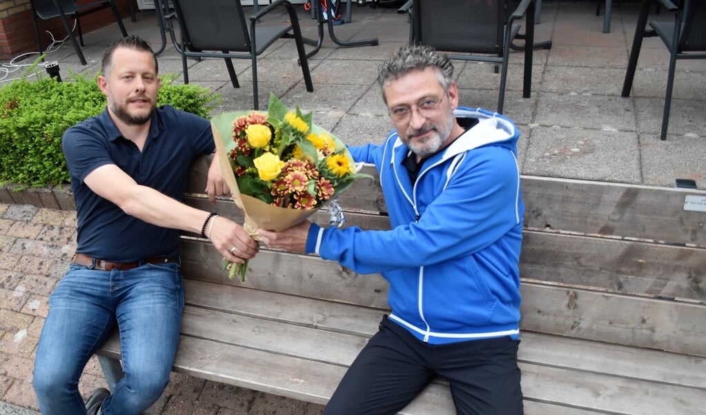 Sponsor Edwin van der Klei ontvangt een bos bloemen van Jeroen Gotlieb van LTC NOHN.