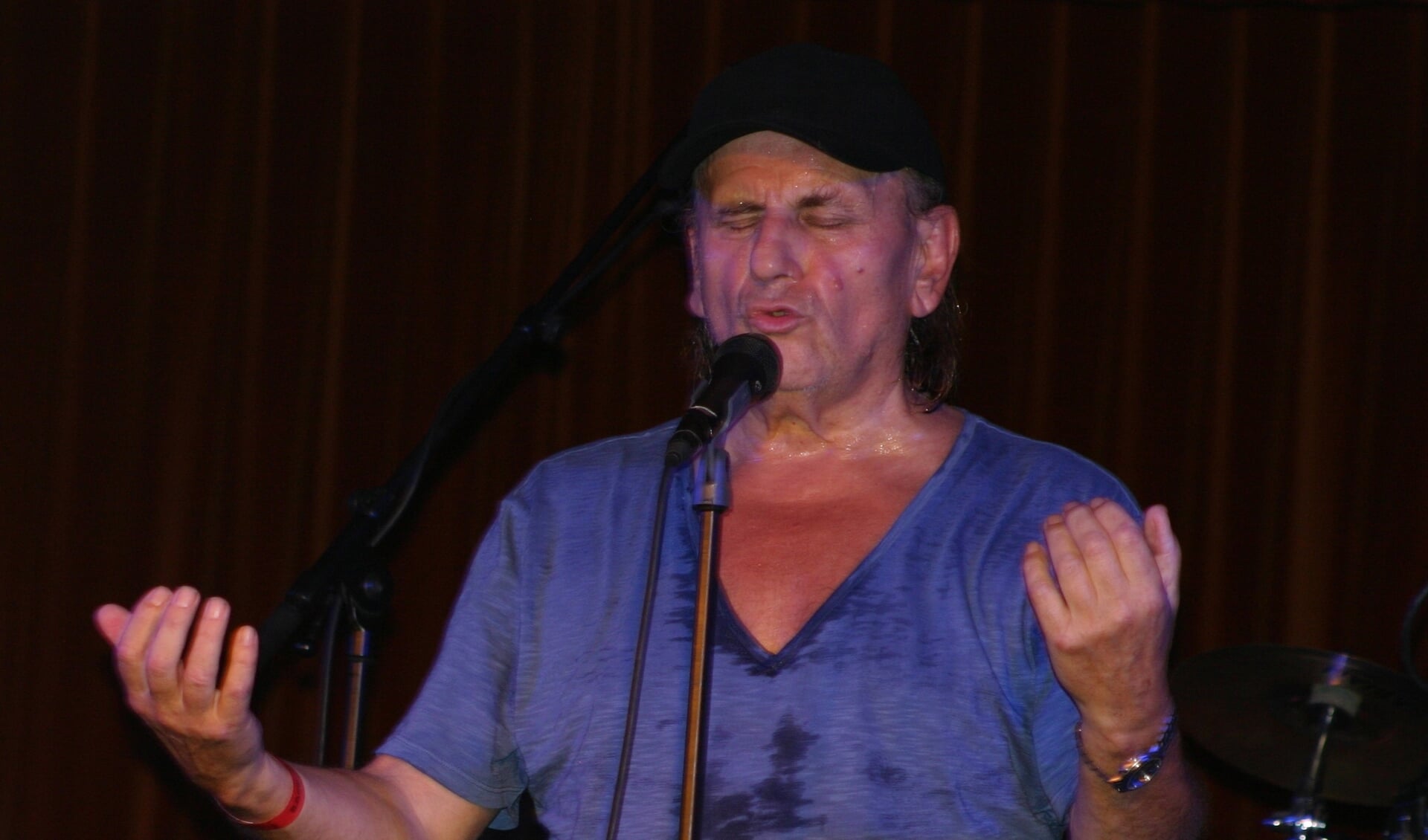 Harry Muskee tijdens een van zijn laatste optredens in Grolloo.