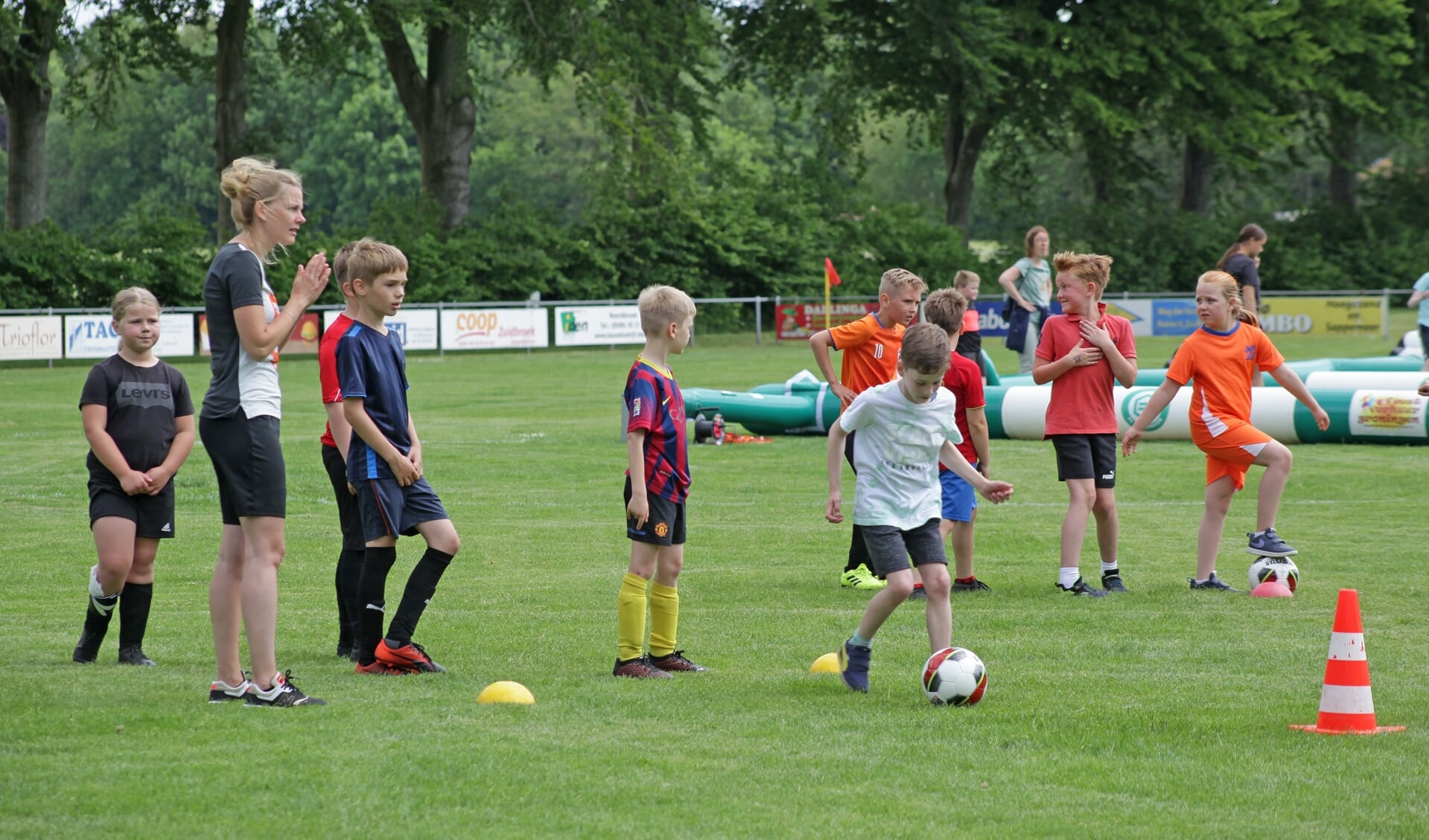 De jeugd kon zaterdag meedoen aan een circuit met allerlei voetbalactiviteiten, zoals een dribbeloefening. Foto: Bert Woltjes.  