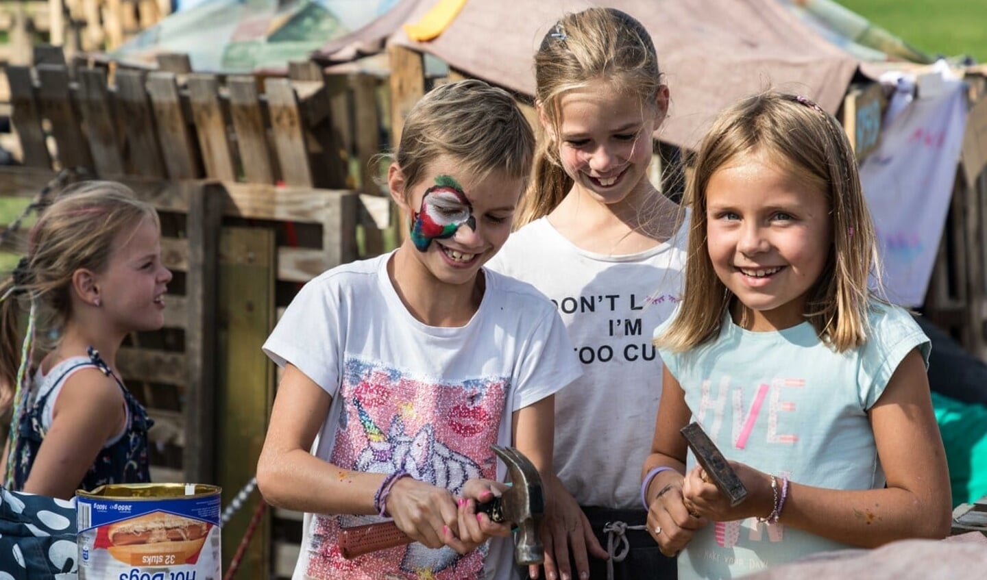 Kinderen kunnen tijdens de Kinderspeldagen in Vries weer volop bouwen op het evenemententerrein. (foto Volksvermaken Vries)