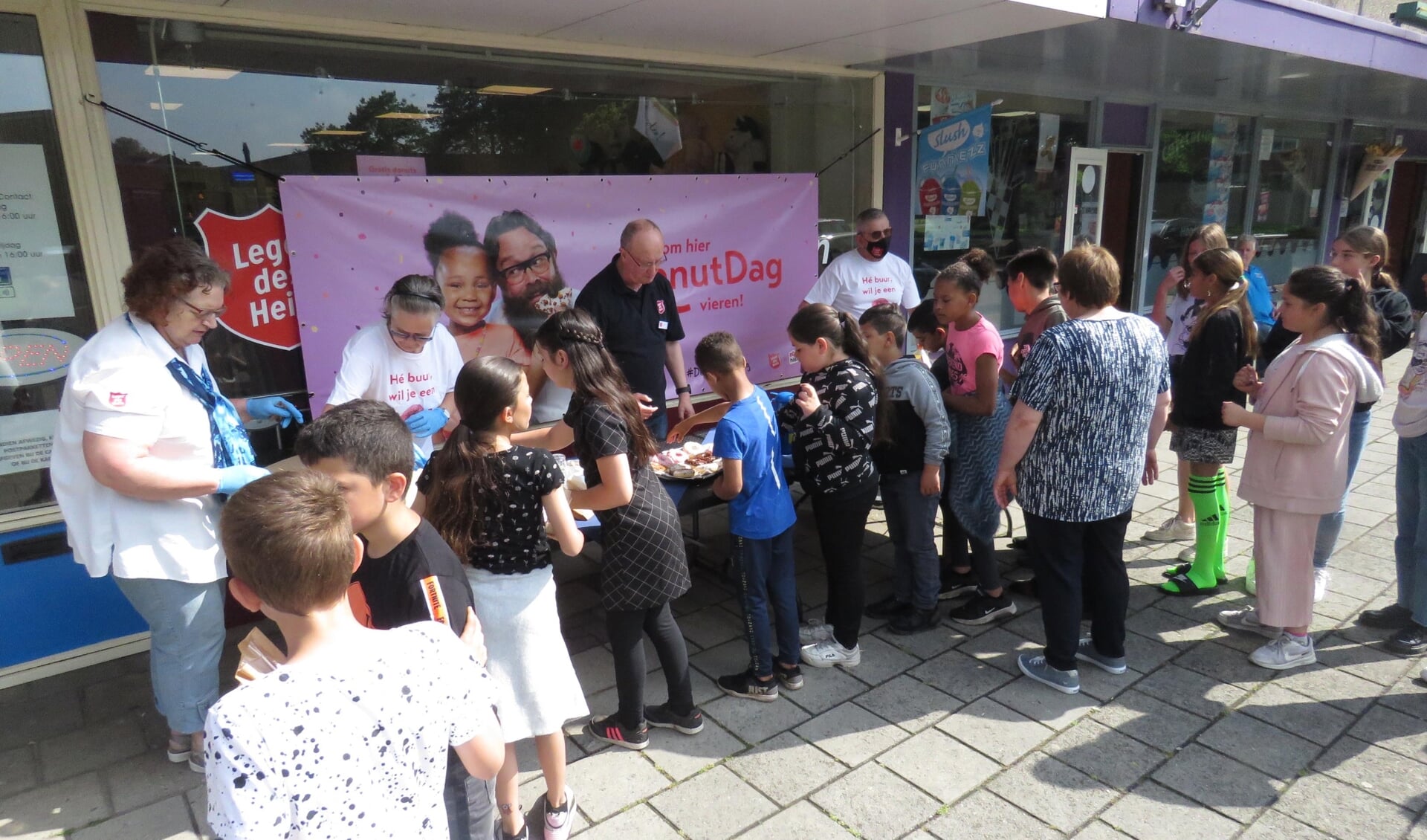 Kinderen van de Majellaschool komen een donut scoren bij het Leger des Heils in Hoogezand.