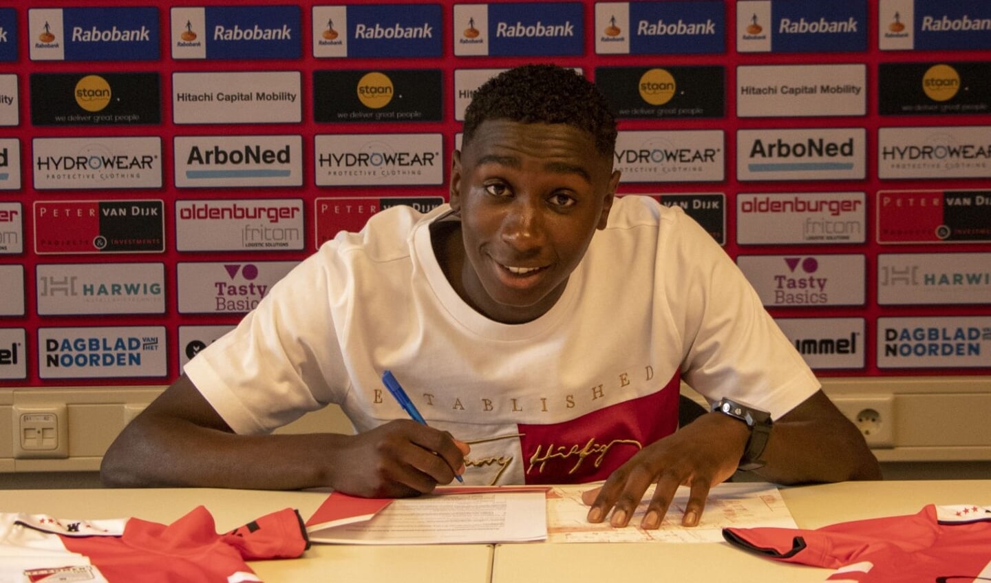 Leonel Miguel tekent het contract van FC Emmen.