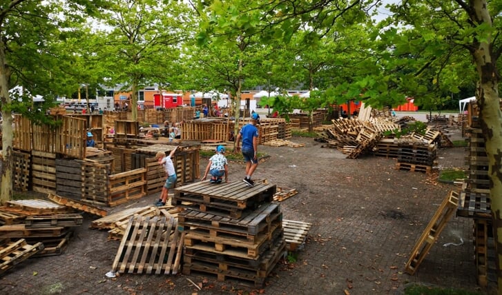 Een hele week hutten bouwen: het kan tijdens Kinderdorp Zuidlaren. (foto Kinderdorp Zuidlaren)