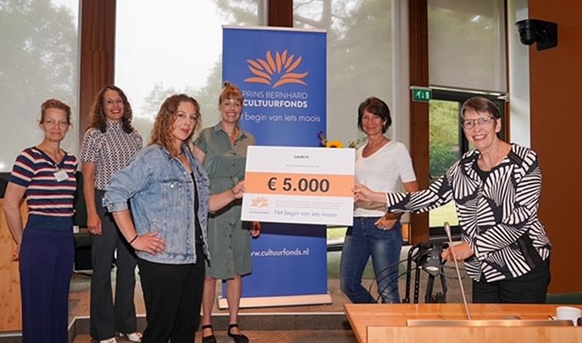 CdK Jetta Klijnsma overhandigt de cheque van 5.000 euro aan de vertegenwoordigers van Loods 13.