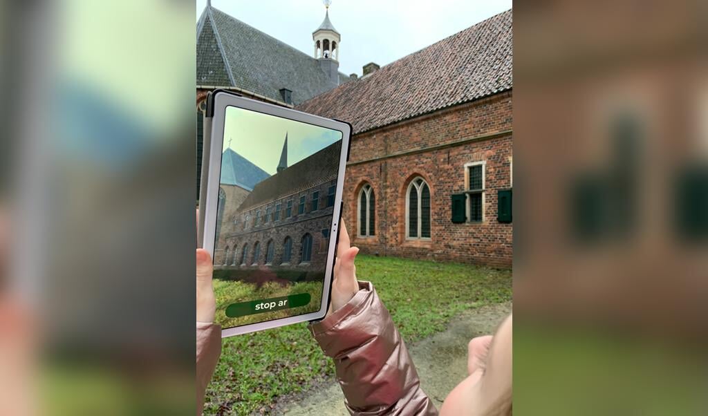 Met de AR-app kan een wandeling rondom de kloosterenclave gemaakt worden. (foto: Museum Klooster Ter Apel)