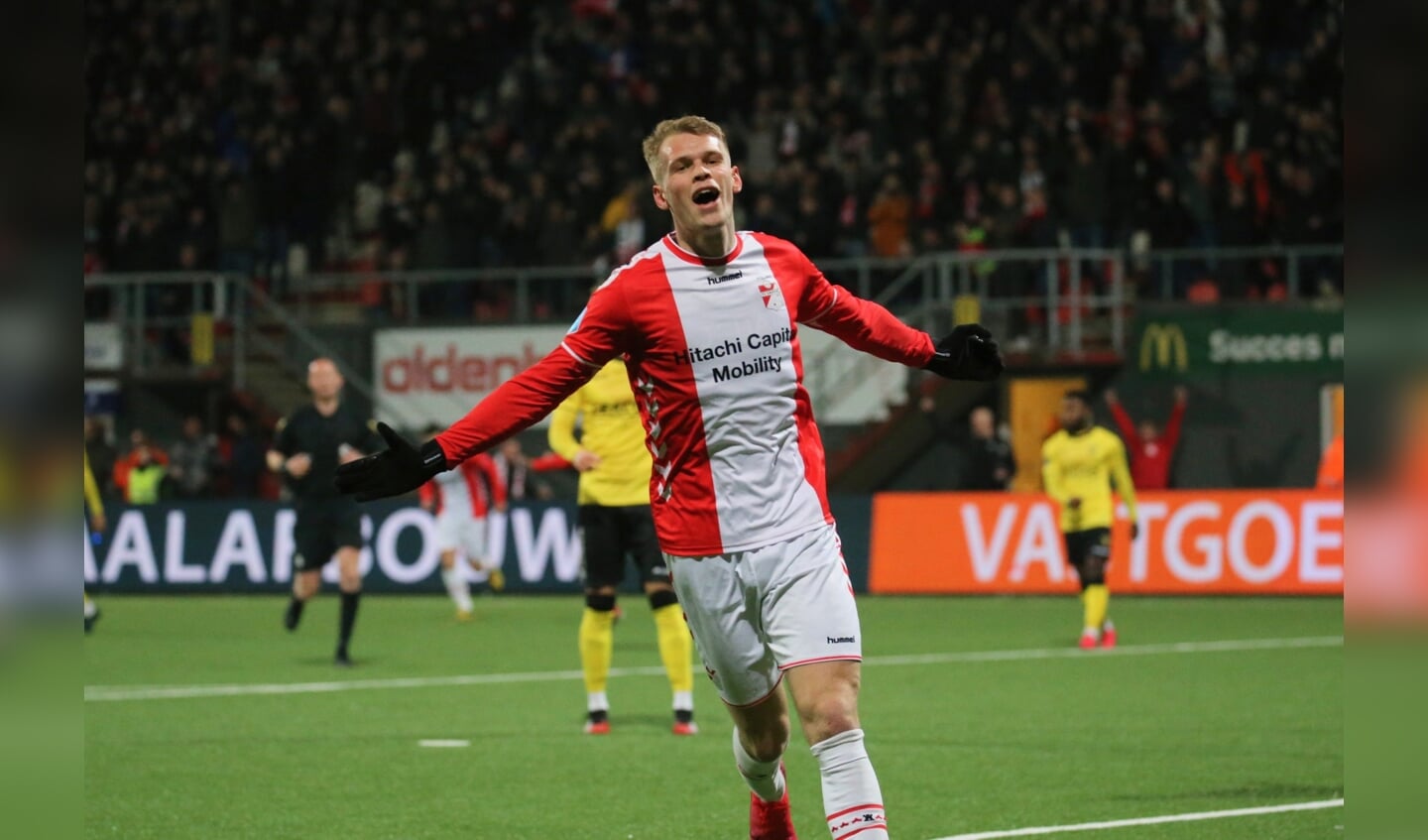 Nikolai Laursen viert een van zijn goals. Foto: FC Emmen.