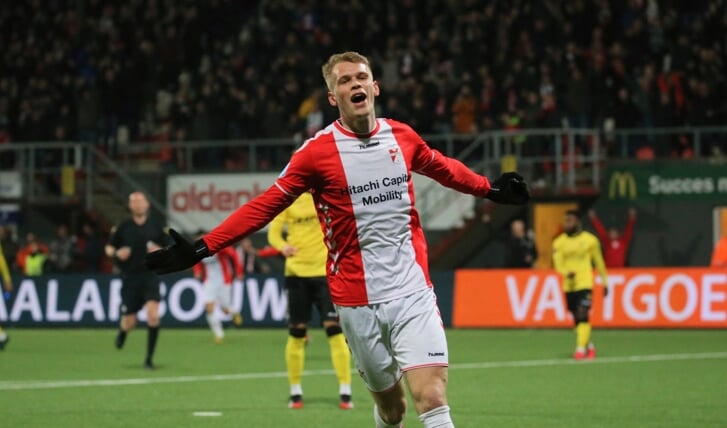 Nikolai Laursen viert een van zijn goals. Foto: FC Emmen.