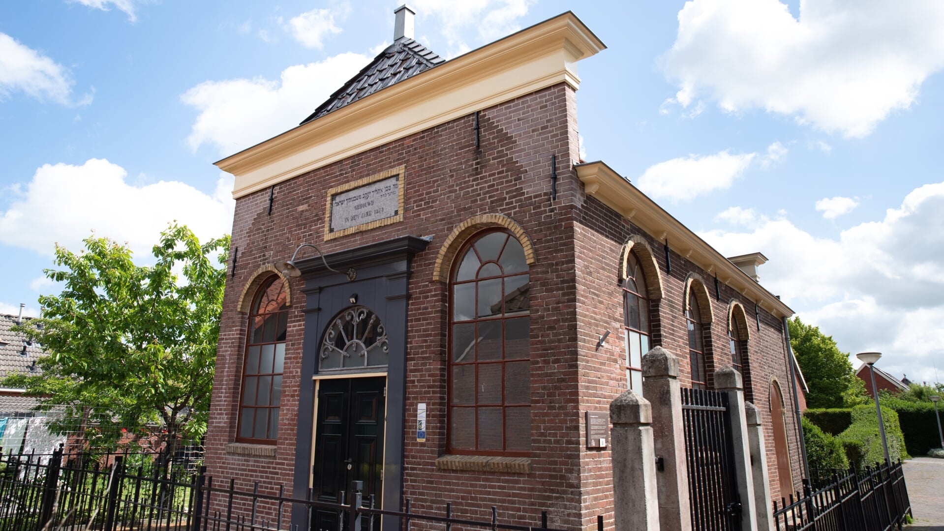 De voormalige synagoge in Winsum. 