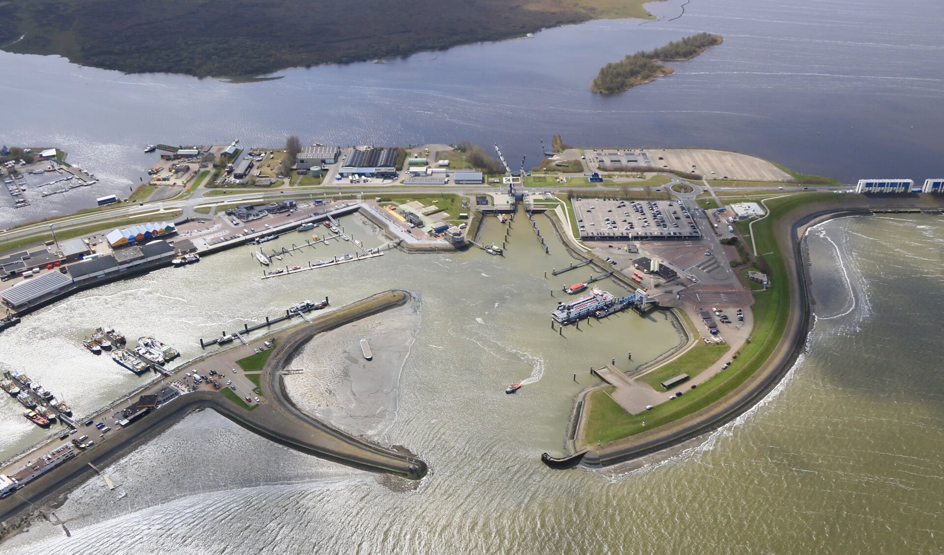 Het broedponton ligt links van de ingang van de haven. Foto: Rijkswaterstaat.
