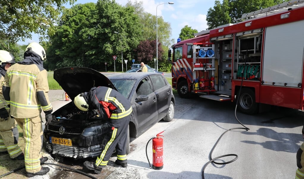 Brandweer Gasselternijveen neemt voorzorgsmaatregelen bij een autobrand.