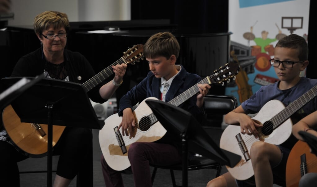 Tijdens het digitaal open huis van Muziekschool Klankrijk Drenthe wordt onder meer informatie gegeven over het spelen op de gitaar. (foto Henk Lansink)