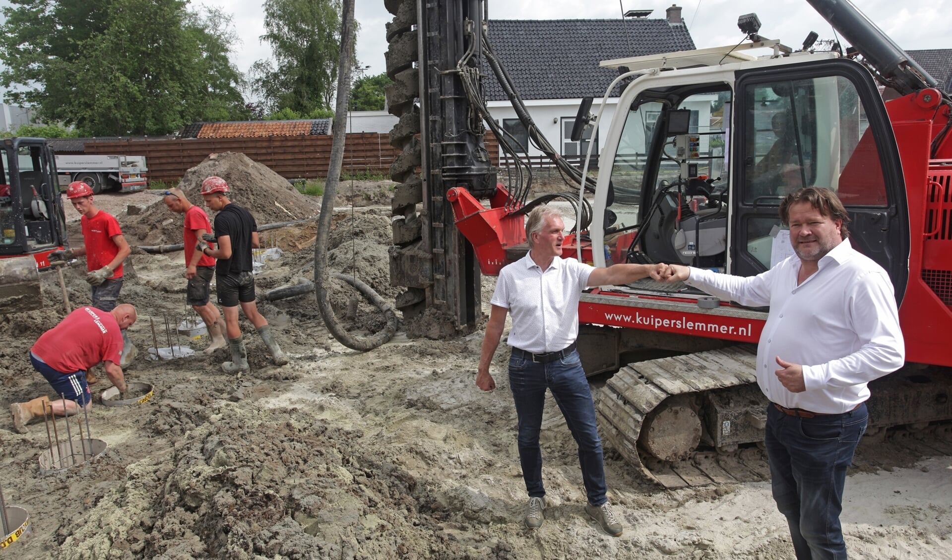 Het slaan van de eerste paal werd op de bouwlocatie gevierd door Geert Hulshof (links) namens het bouwbedrijf en Lamberth Ackermann van MakelaarNU. Foto: Bert Woltjes. 
