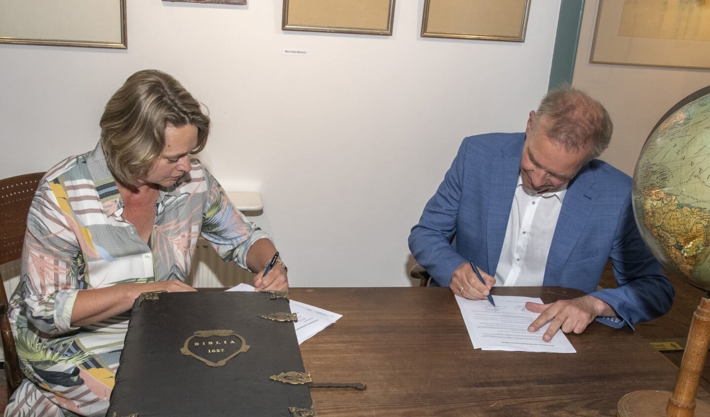 Rachel van den Hoogen, voorzitter van de Stichting Fransema, en wethouder Meindert Joostens tekenen voor de overdracht (foto Yolanda Wals).