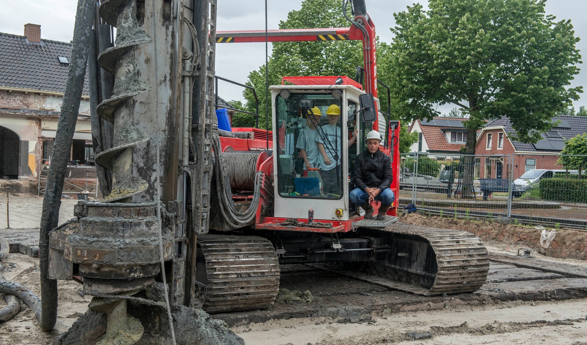 Eerder deze zomer is begonnen met de bnieuwbouw van dorpshuis 't Klokhoes. Op de foto wordt de eerste paal geslagen. 