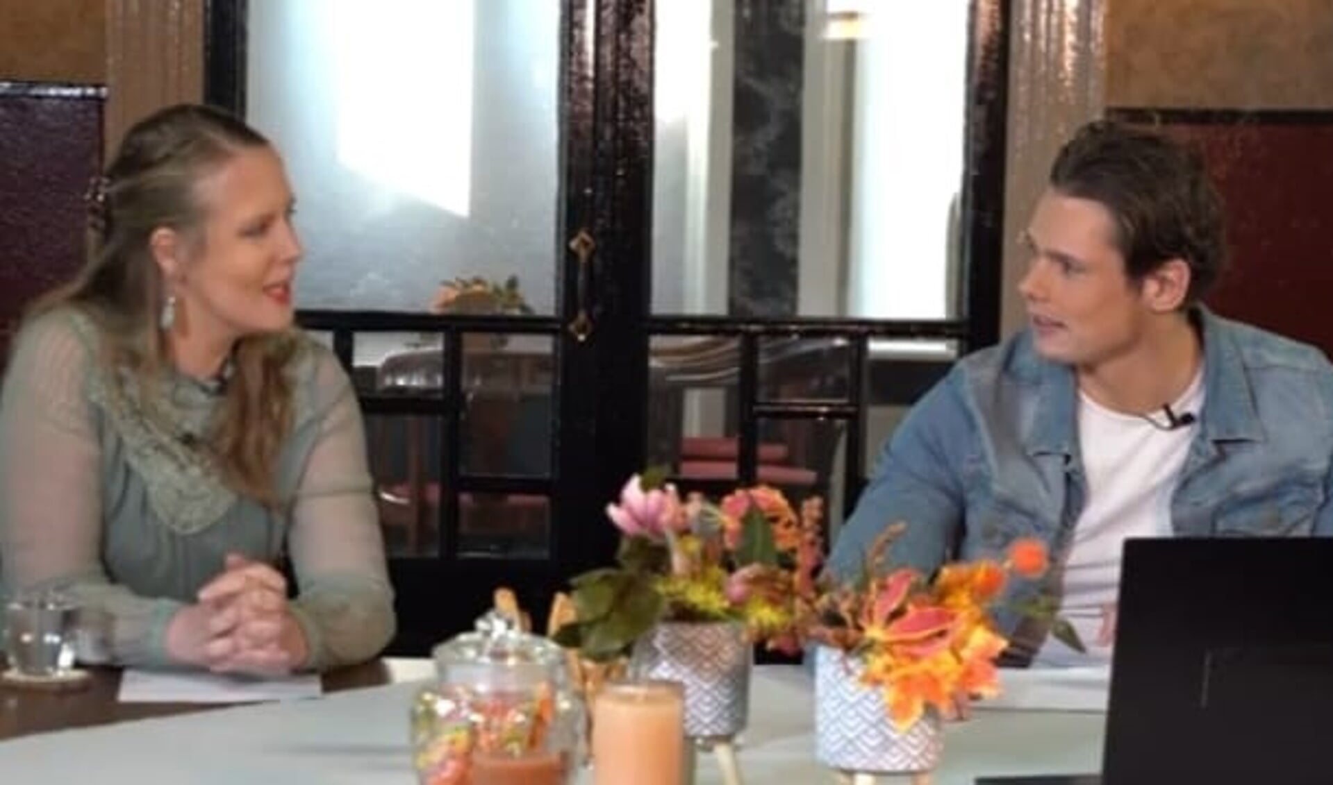 De jeugdwerkers Evelien Korf en Robin Geertsma presenteren de talkshow.