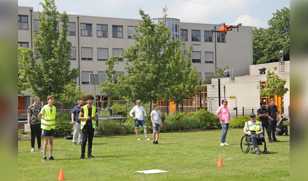 Afgelopen weekend leerden leerlingen vliegen met een drone, Foto: Bert Woltjes.