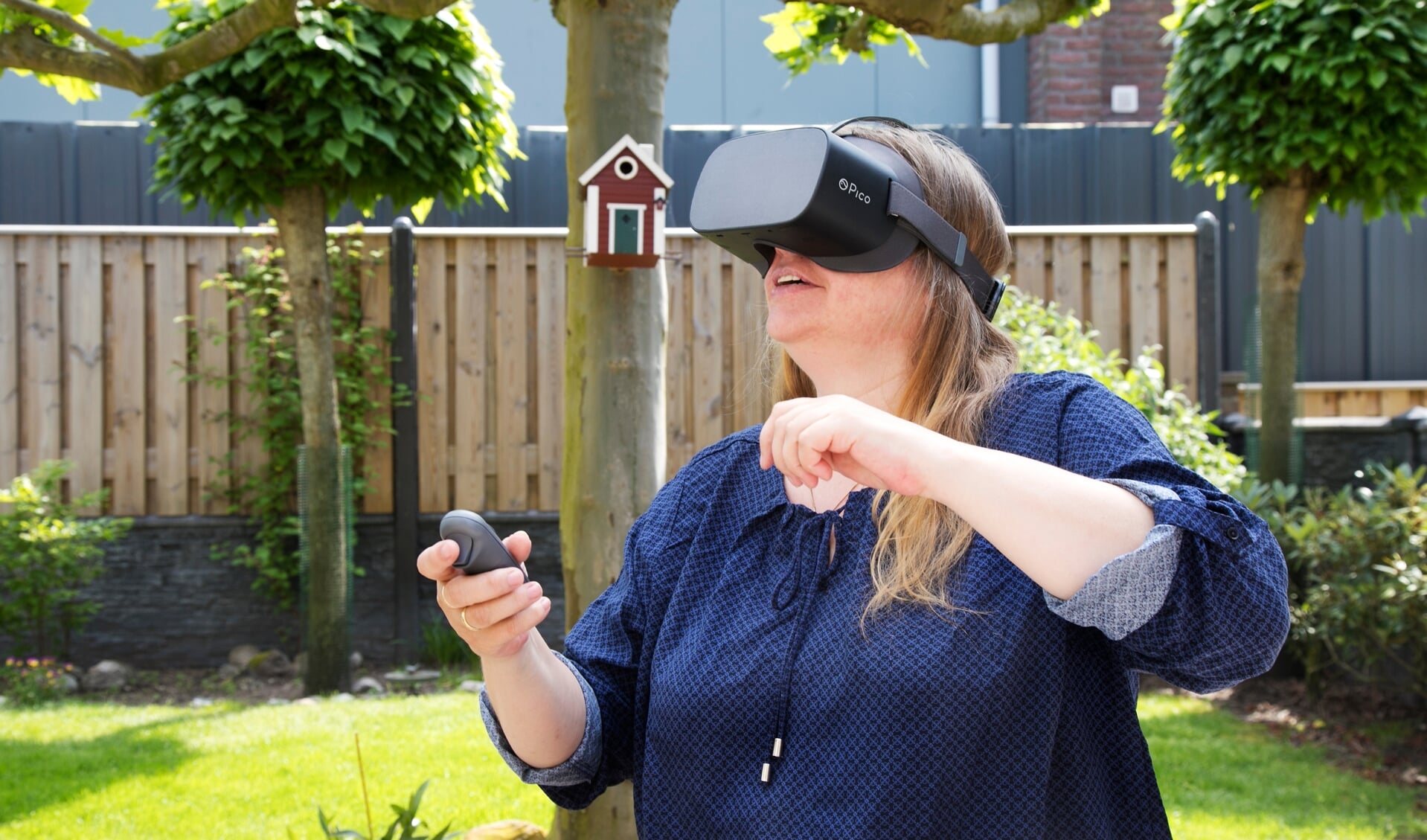 Patiënt Anja Helder maakt thuis gebruik van de VR-bril. Foto: Treant Zorggroep / Bianca Verhoef Fotografie.