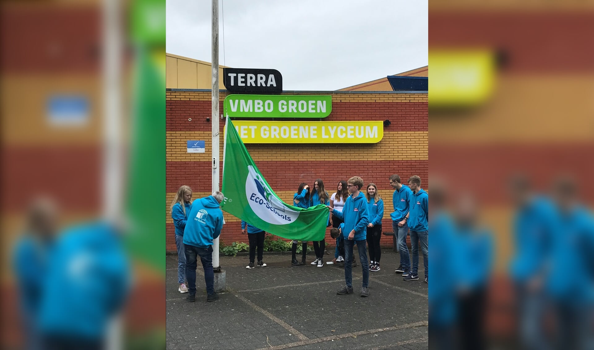 De overhandiging van de groene vlag bij Terra Winsum. 