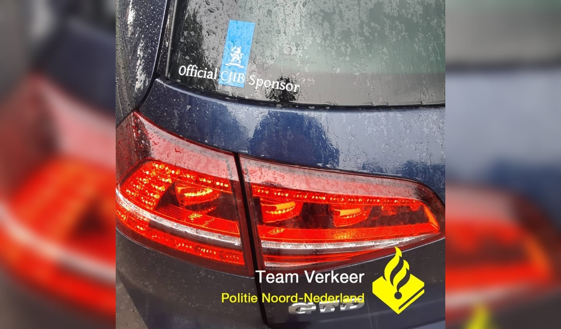 De sticker op de auto van de 'CJIB-sponsors'. (foto Politie/Team Verkeer Noord-Nederland)