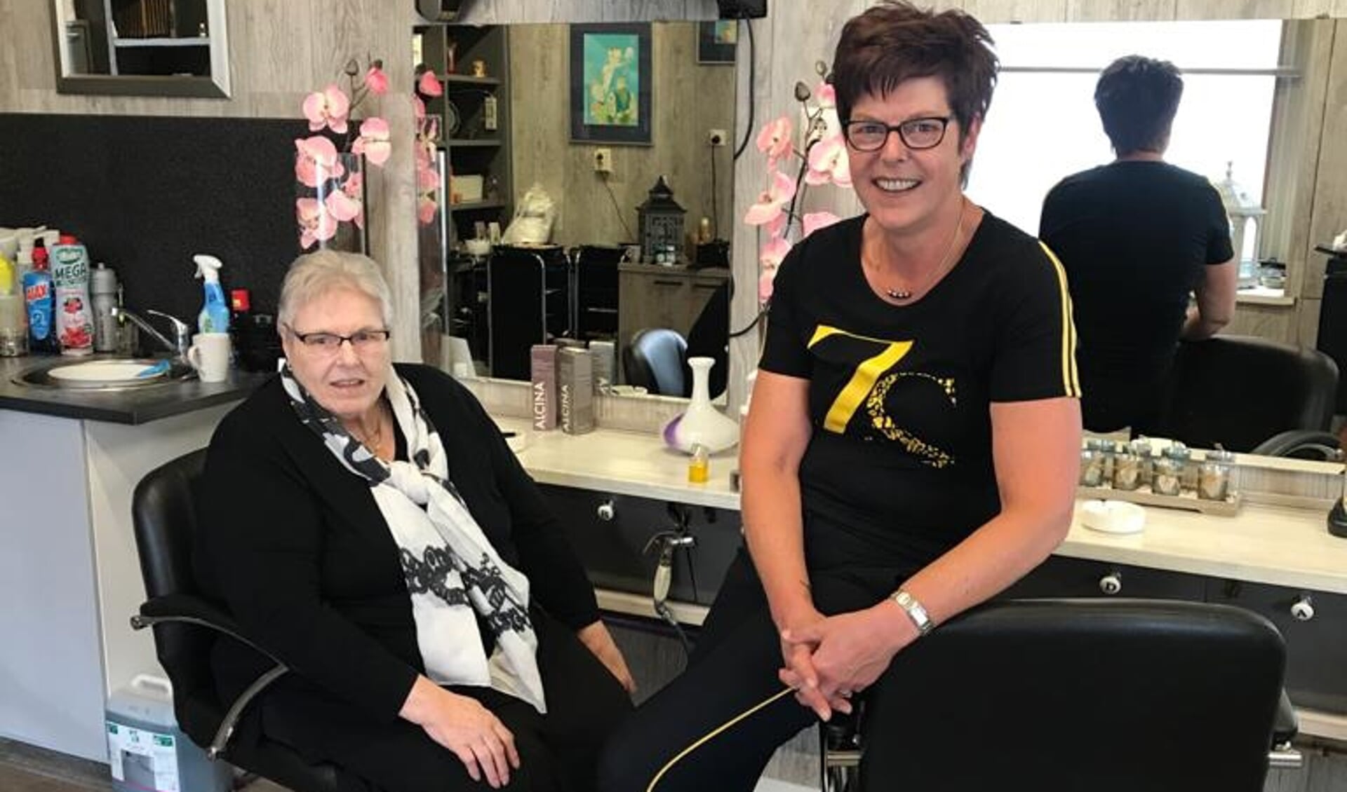 Margriet van Kalker samen met haar moeder Jannie in de salon die al 85 jaar bestaat.