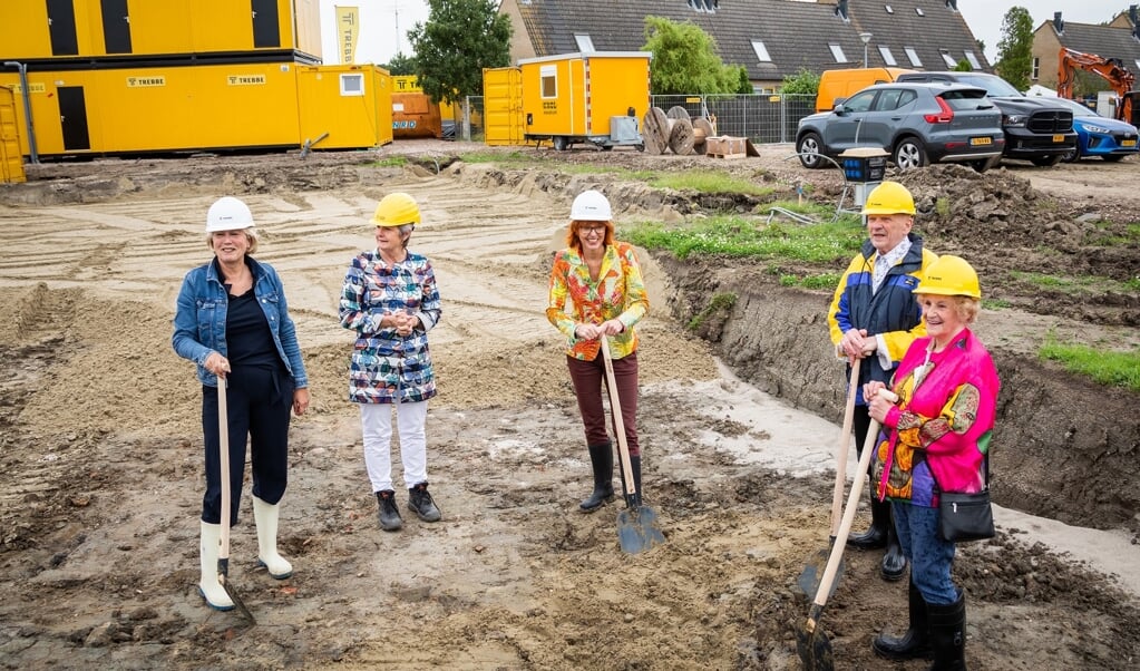 Het startmoment. Vanaf links: Annalies Usmany-Dallinga (gemeente Eemsdelta), Antje de Groot (Trebbe), Anita Tijsma (Acantus) en de heer en mevrouw Huizinga (foto Gemeente Eemsdelta).