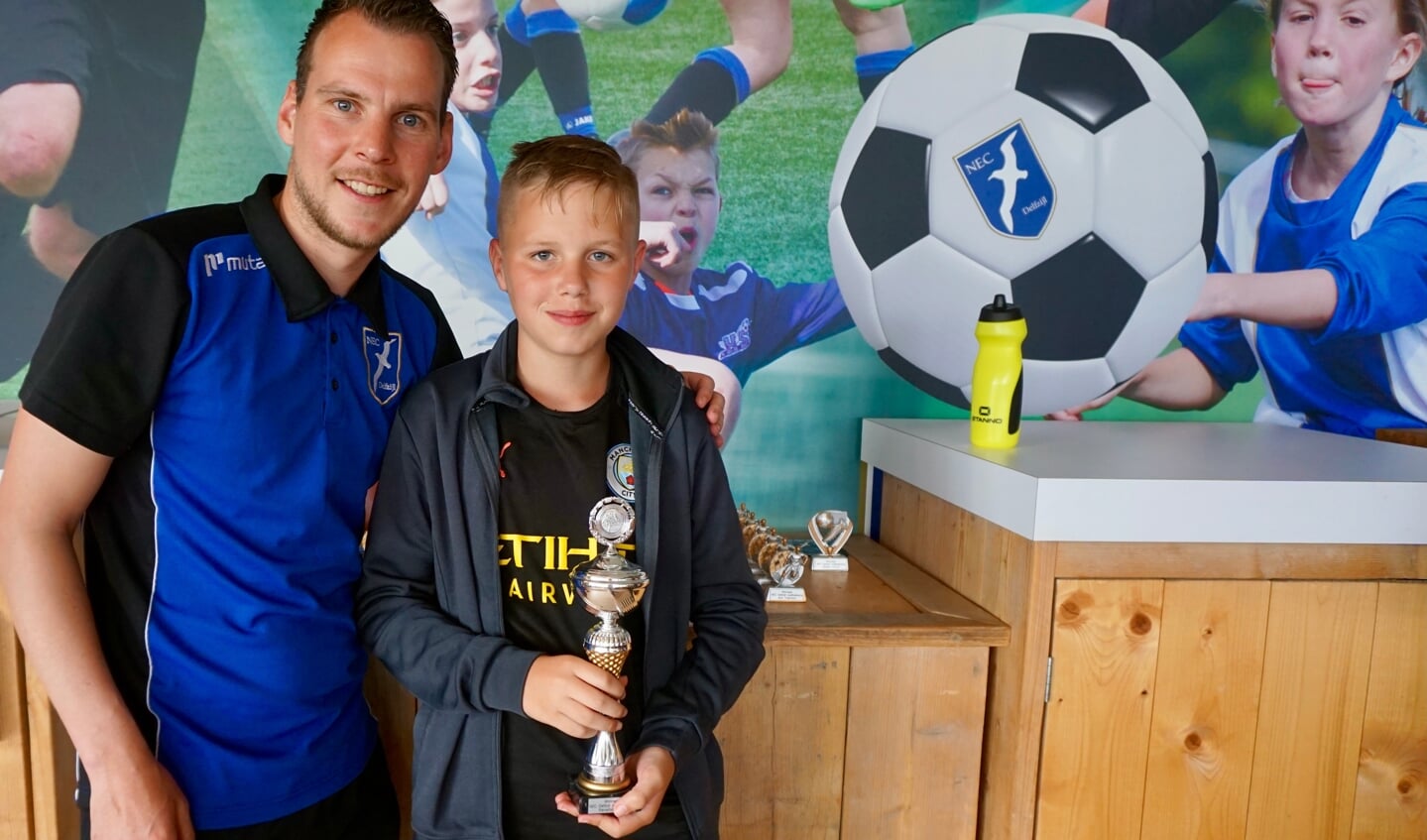 De winnaar van de penaltybokaal wordt gehuldigd.