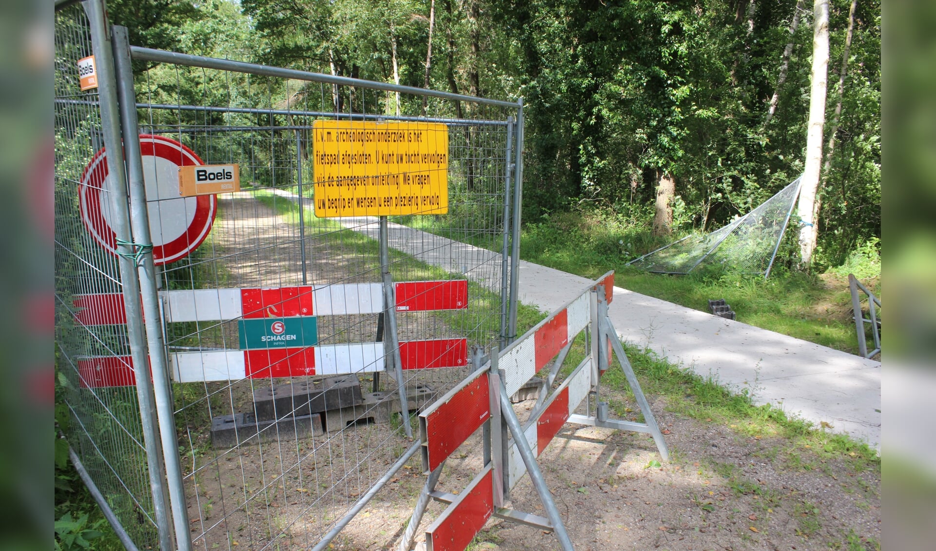 Vandalen hebben de doorgang van het fietspad weer toegankelijk gemaakt.