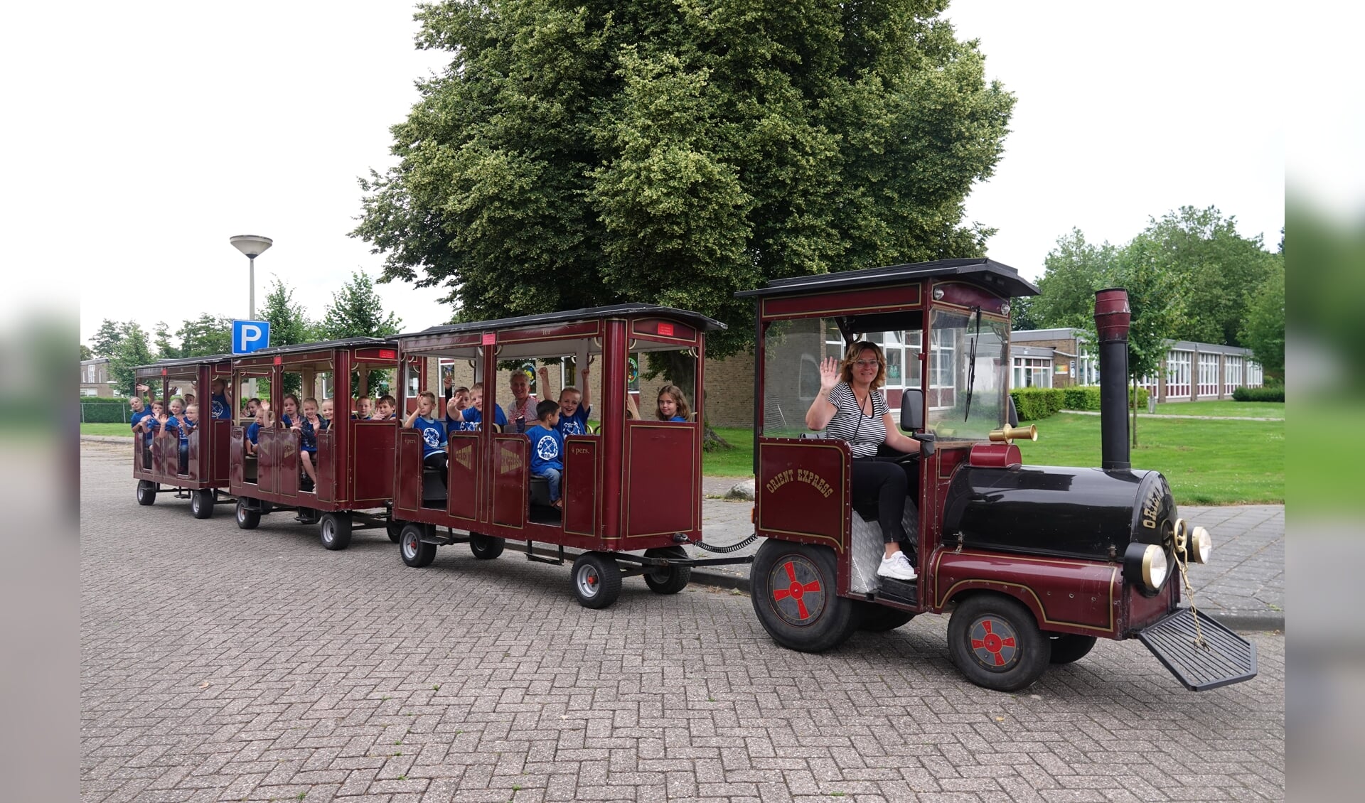 De kinderen gingen in groepjes in een treintje naar de kinderboerderij. Foto: Henk Lambers.