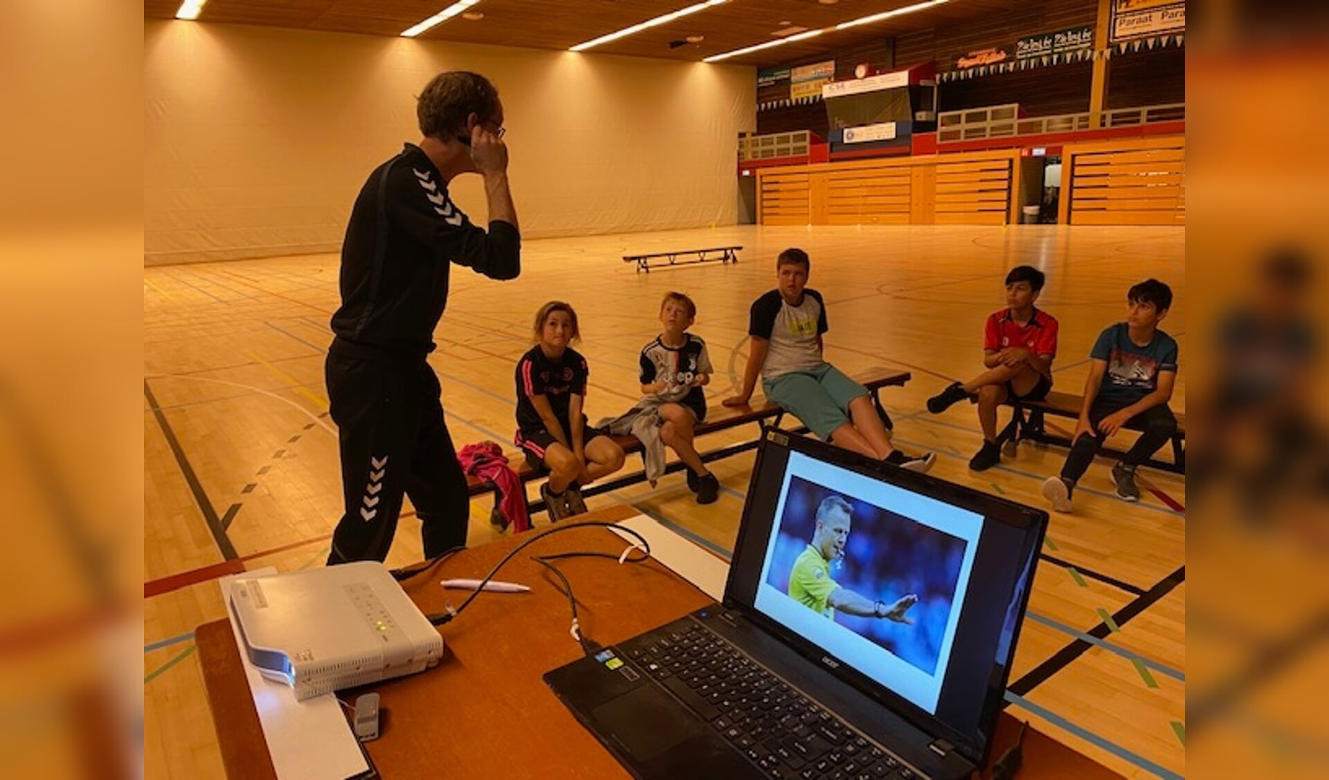 Tijdens de eerste kennissessie voor kinderen van de basisschool in sporthal Angelslo stond leidinggeven en omgaan met regels centraal.