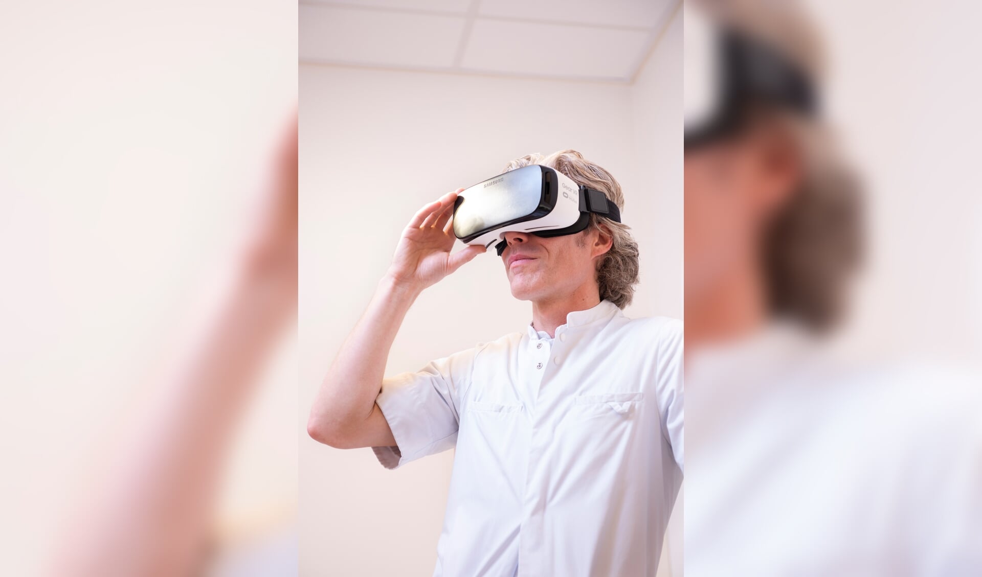 De VR-bril is een van de mogelijkheden om de patiënt afleiding te bezorgen (foto Sake Elzinga).