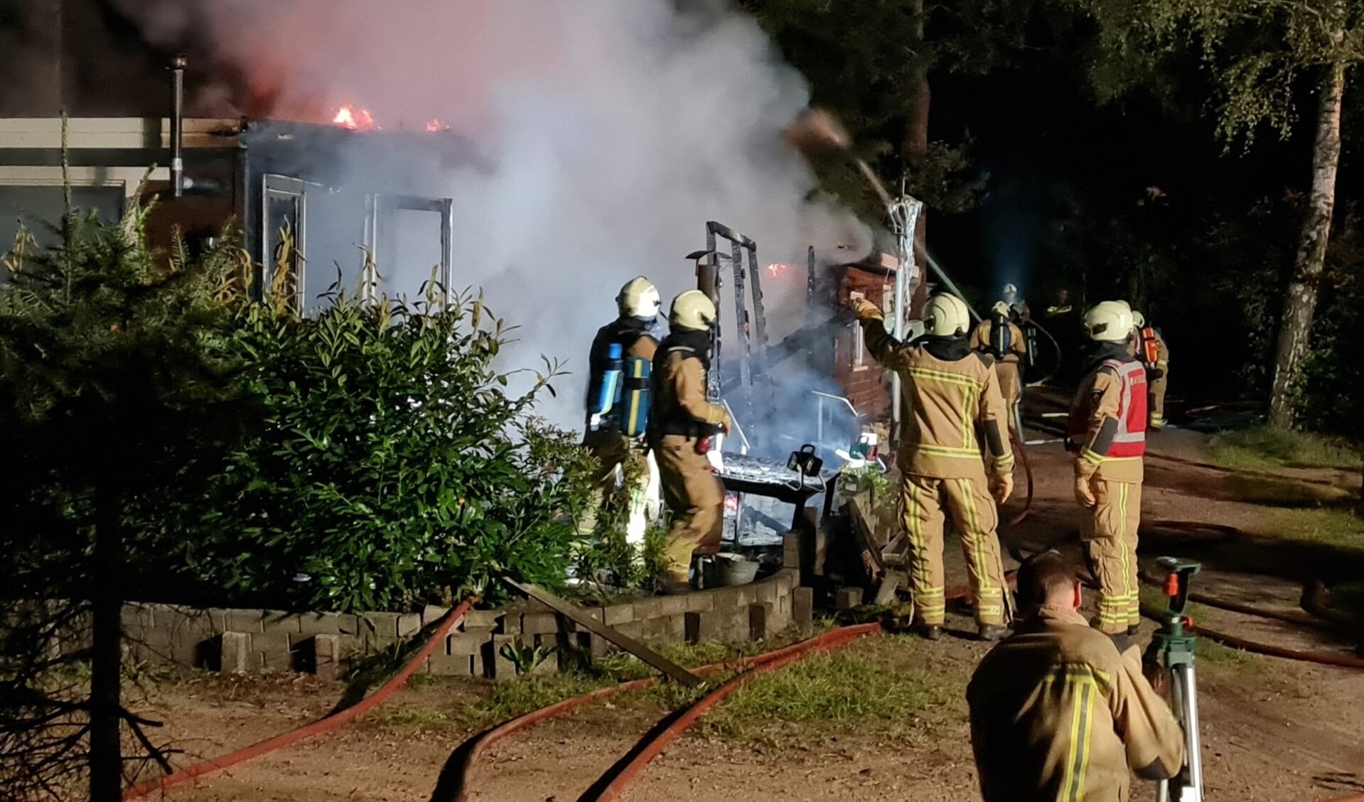 De vlammen slaan uit het dak, er is geen redden meer aan (foto Van Oost Media).