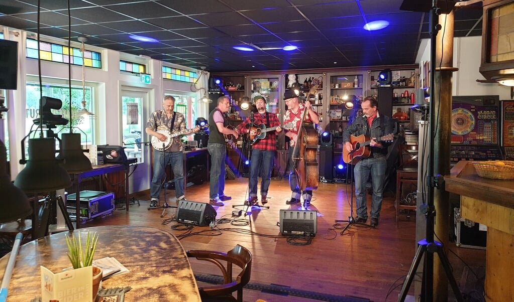 Tim Knol & Bluegrass Boogieman gaven een optreden in café De Grutter in Annen. (foto: gemeente Aa en Hunze)