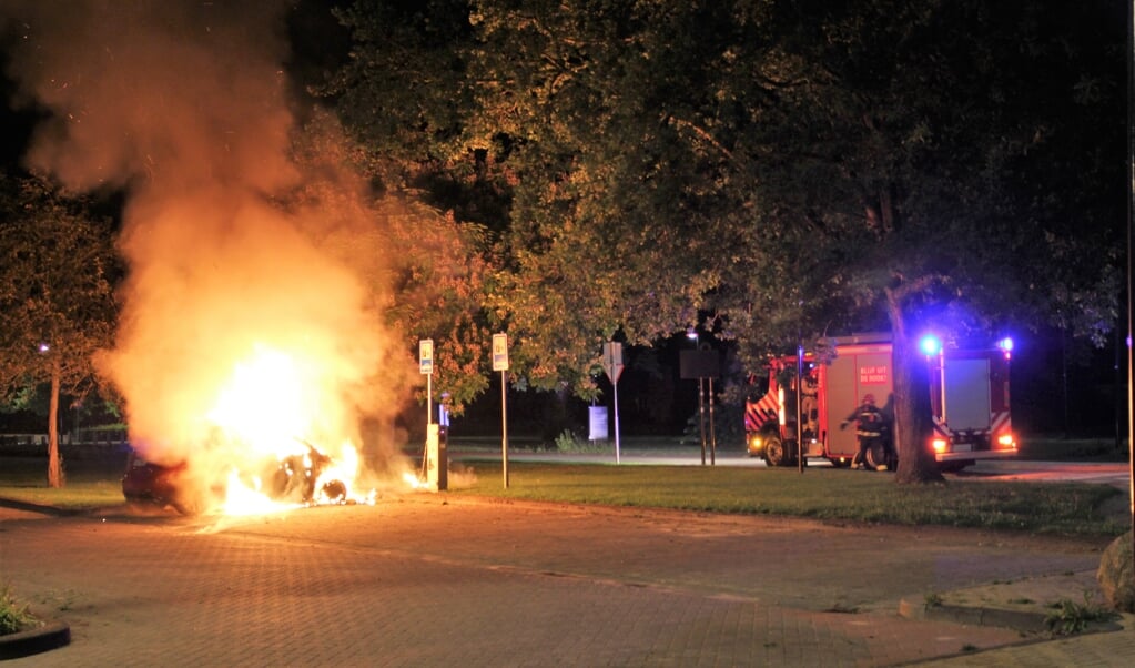 De auto op de parkeerplaats naast het gemeentehuis brandde volledig uit. (foto: Van Oost Media)