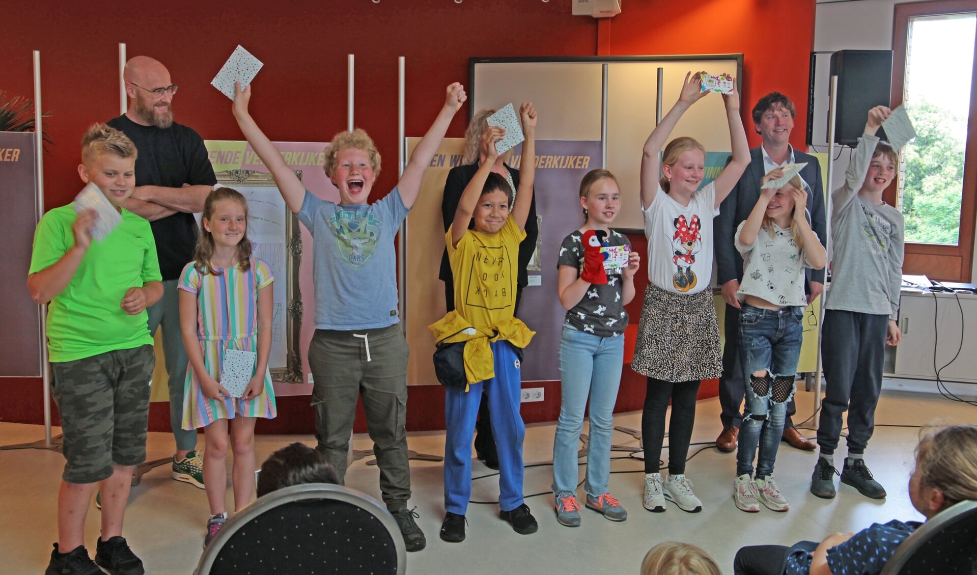 De winnende kinderen met onder anderen wethouder Henk Jan Schmaal. Foto: Bert Woltjes. 