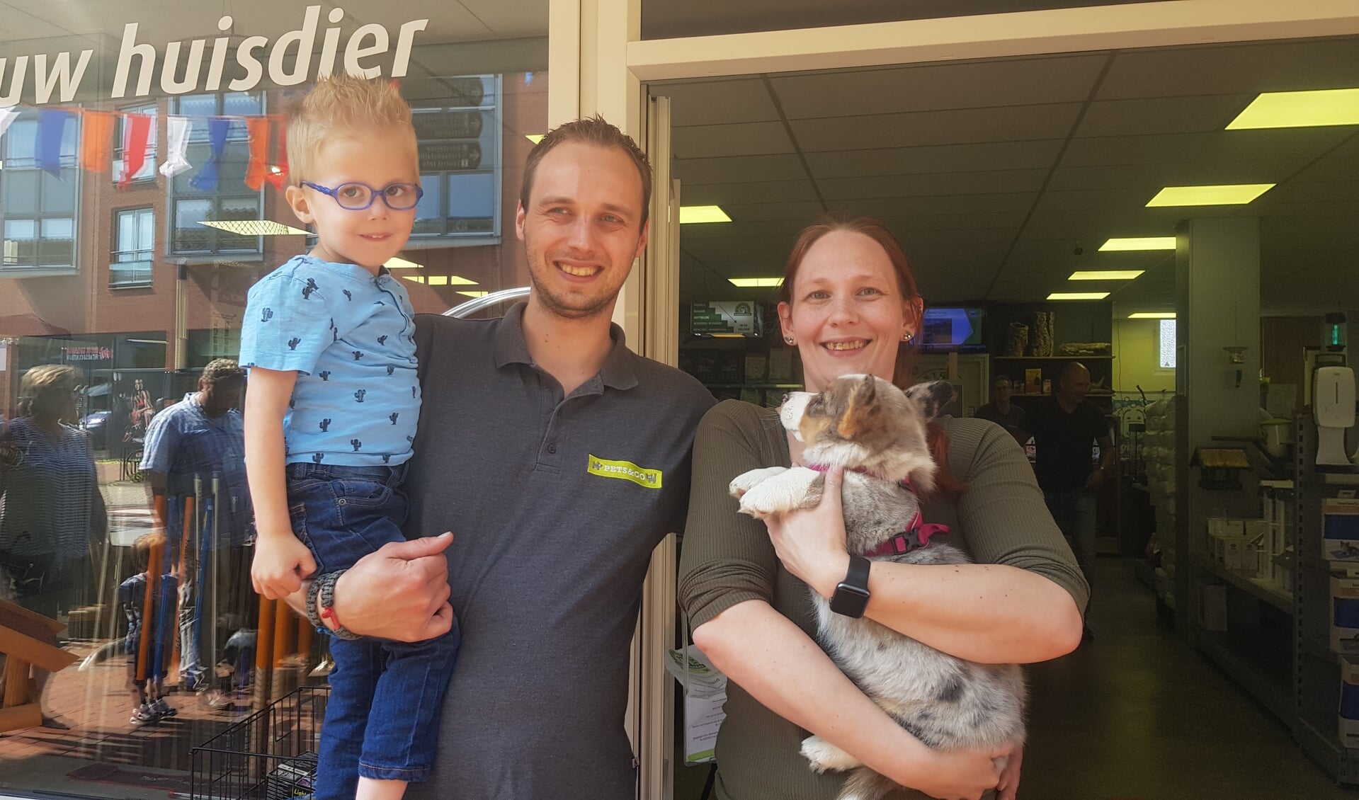 Erwin de Jonge en Ineke Koch met hun zoontje Sander. (foto: De Nieuwsbode - Harry Cats) 