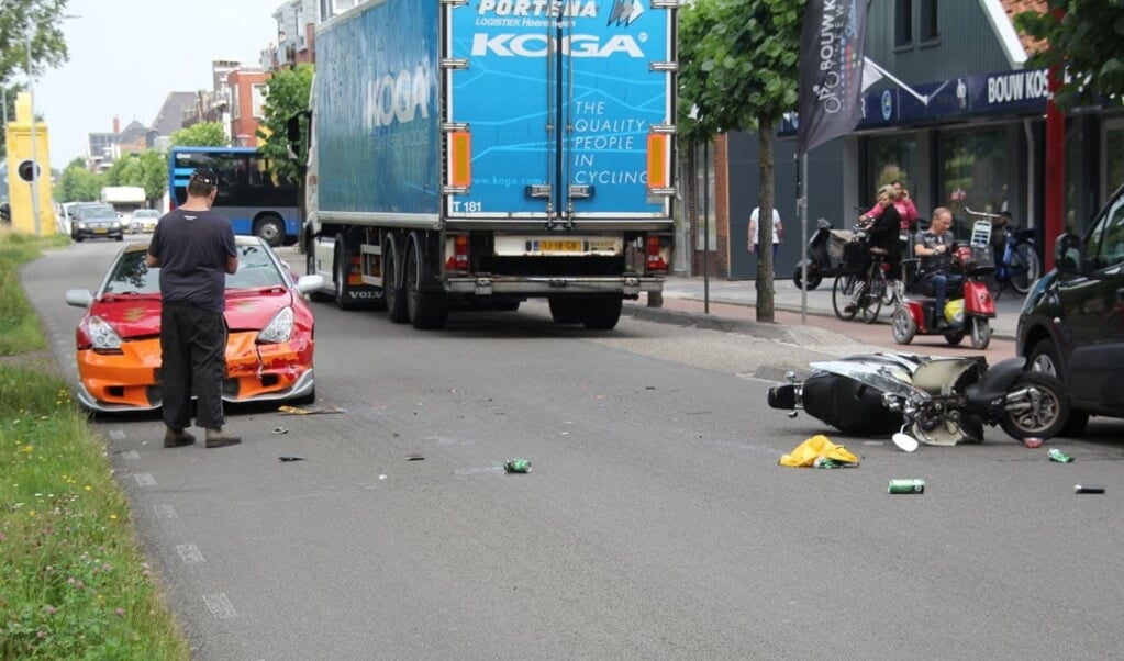 Bij de botsing tussen de auto en de scooter raakte niemand gewond. (foto: Van Oost Media)