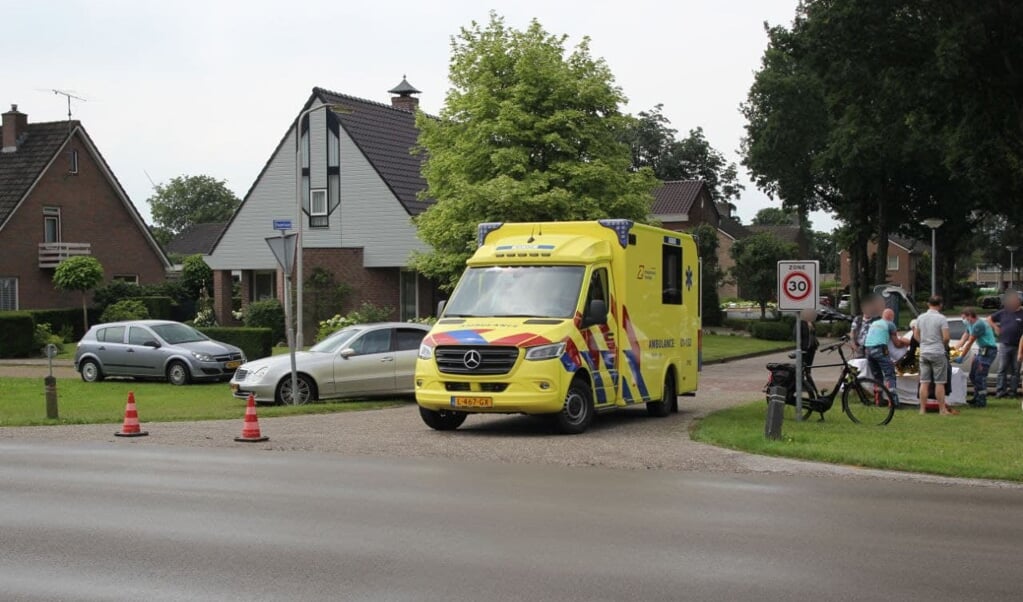 De fietser moest onderzocht worden in de ambulance. (foto: Van Oost Media)