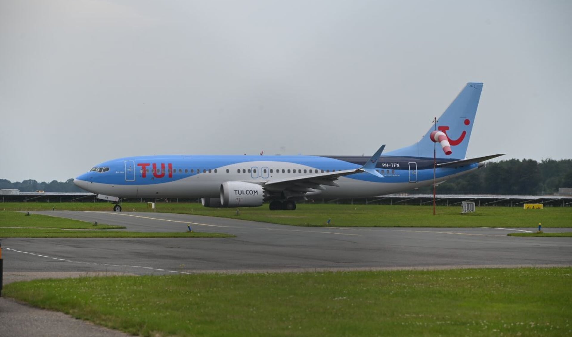 Het vliegtuig dat op Groningen Airport Eelde een noodstop moest maken. (foto Van Oost Media)