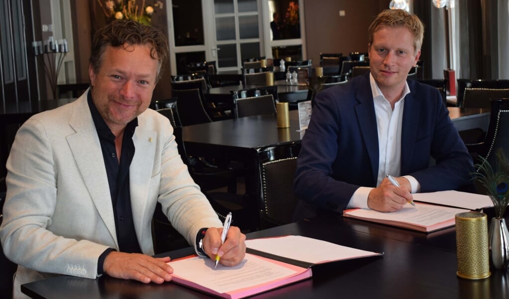 Aannemer Ralf Holthuis en wethouder Erik Drenth tekenen in Hotel Faber de overeenkomst.