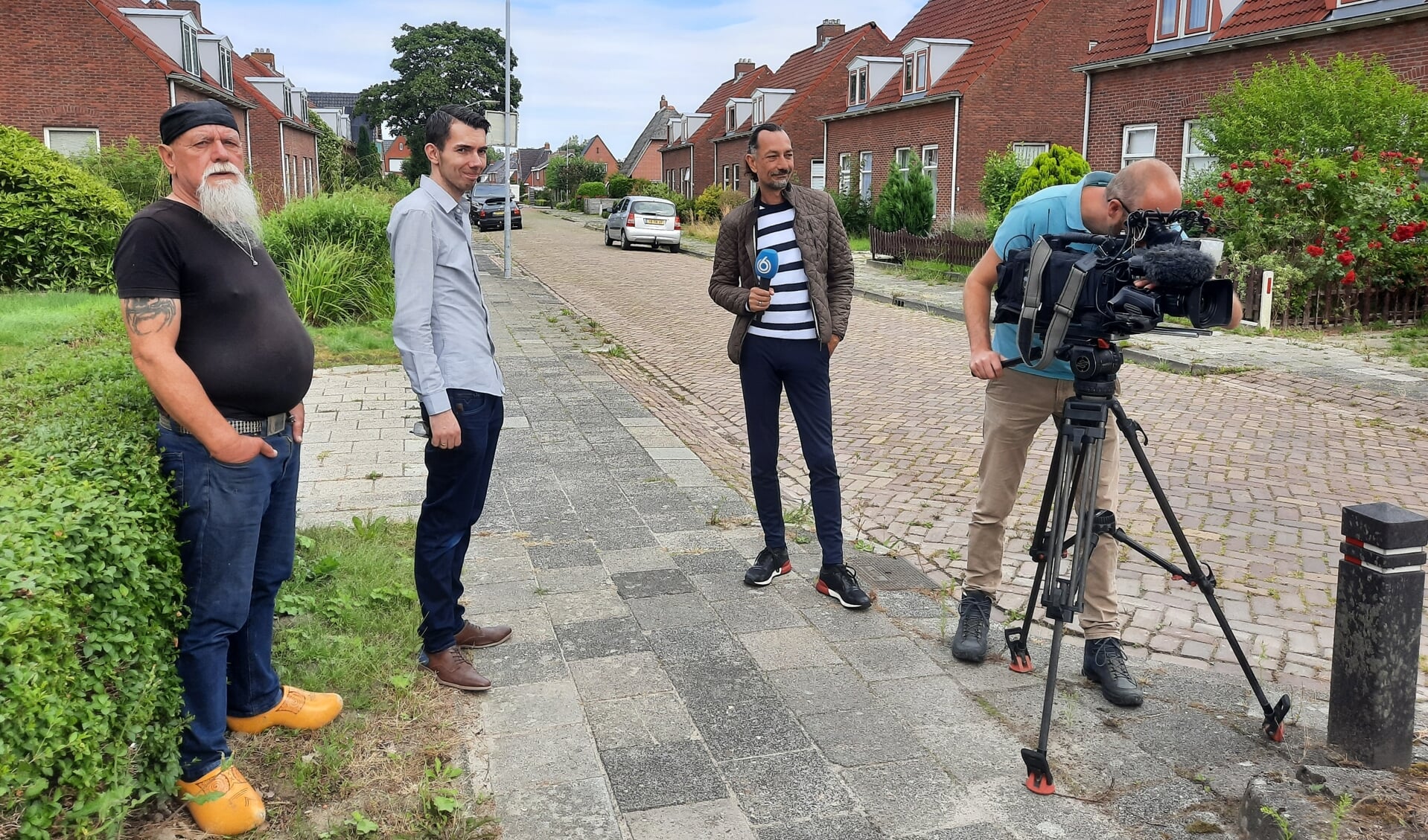 Kees Jongsma (links, met baard) met naast hem buurman Jürgen Romeling en de filmploeg van SBS (foto Kort Bonthuis).