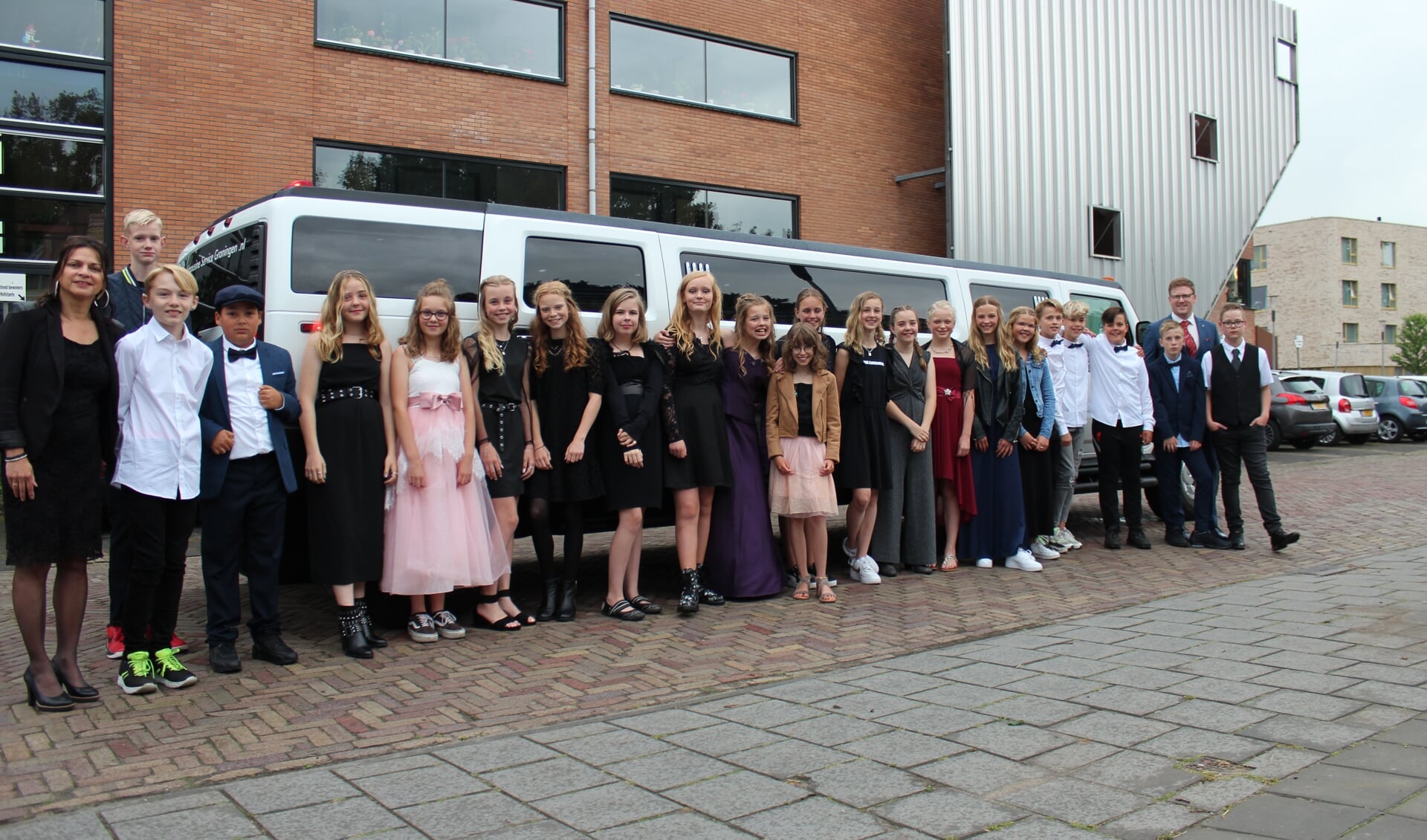 Leerlingen van IKC Harm Smeenge in gala bij de limousine (foto IKC Harm Smeenge).
